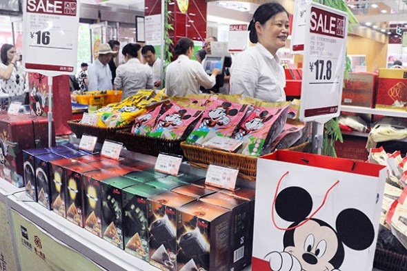 Mickey Mouse makes his mark in a Shanghai food store. The cartoon character was part of a licensing deal to promote snacks.YANG YI/CHINA DAILY Mickey Mouse makes his mark in a Shanghai food store. The cartoon character was part of a licensing deal to promote snacks.YANG YI/CHINA DAILY