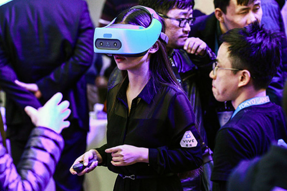 A visitor checks out a Vive Focus at a developer conference held in Beijing. Users can enjoy the device without attaching it to personal computers or smart phones. (Photo provided to China Daily) A visitor checks out a Vive Focus at a developer conference held in Beijing. Users can enjoy the device without attaching it to personal computers or smart phones. (Photo provided to China Daily)