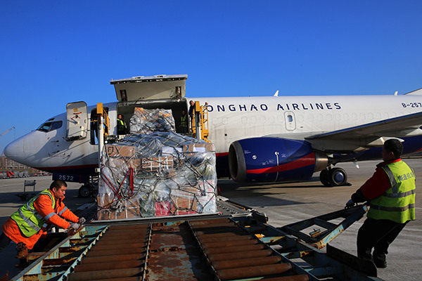 Ground staff load cargo at Nantong Airport, Jiangsu Province. (Photo/for China Daily) Ground staff load cargo at Nantong Airport, Jiangsu Province. (Photo/for China Daily)
