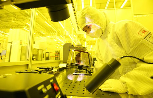 An employee works at the production line of Samsung China Semiconductor in Xi'an, capital of Northwest China's Shaanxi Province. (Photo/Courtesy of Samsung)