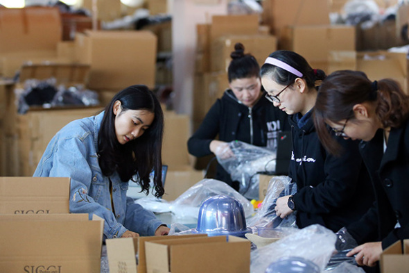The packaging staff at the warehouse of a hat e-commerce company based in Nantong, Jiangsu province, pack products sold on Singles Day, Nov 11, 2017.(Photo/Xinhua) The packaging staff at the warehouse of a hat e-commerce company based in Nantong, Jiangsu province, pack products sold on Singles Day, Nov 11, 2017.(Photo/Xinhua)