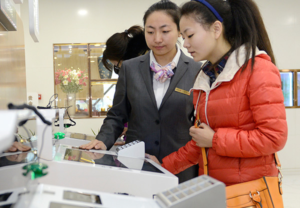 An employee (center) of the Industrial and Commercial Bank of China addresses queries from a customer on wealth management products at a Beijing branch.(Photo/Xinhua) An employee (center) of the Industrial and Commercial Bank of China addresses queries from a customer on wealth management products at a Beijing branch.(Photo/Xinhua)