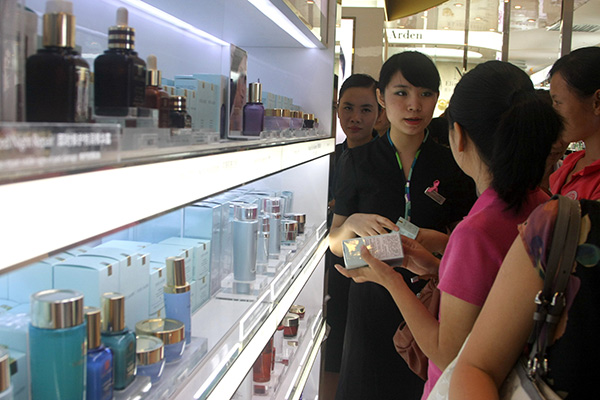 Tourists select cosmetics at Sanya Haitang Bay International Shopping Mall. (Sun Qing / for China Daily) Tourists select cosmetics at Sanya Haitang Bay International Shopping Mall. (Sun Qing / for China Daily)