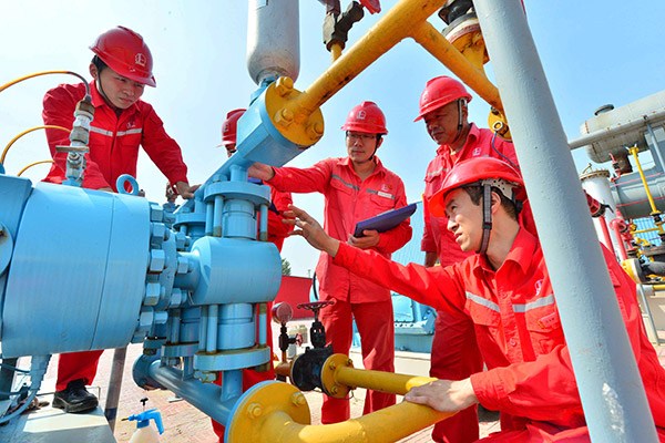 Technicians from Sinopec check oil storage facilities in Puyang, Henan province. (Photo/for China Daily) Technicians from Sinopec check oil storage facilities in Puyang, Henan province. (Photo/for China Daily)