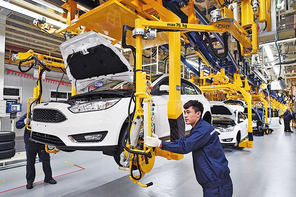 Workers assemble cars at a Ford production line in Harbin, Heilongjiang province.(Photo by Liu Yang/China Daily) Workers assemble cars at a Ford production line in Harbin, Heilongjiang province.(Photo by Liu Yang/China Daily)