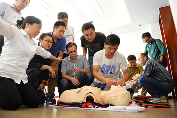 Volunteers from International SOS organize a first-aid training demonstration in Beijing.(Photo by Hu Qingming/China Daily) Volunteers from International SOS organize a first-aid training demonstration in Beijing.(Photo by Hu Qingming/China Daily)
