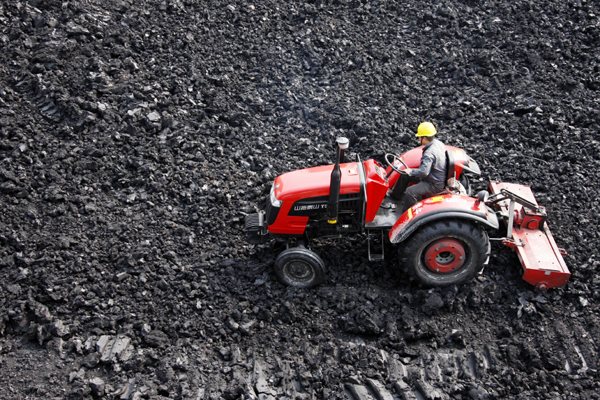 A man operates a tractor to crush coal, one of the fuels used by the thermal power industry, in Huaibei, Anhui province. (Photo by WU HE/CHINA DAILY) A man operates a tractor to crush coal, one of the fuels used by the thermal power industry, in Huaibei, Anhui province. (Photo by WU HE/CHINA DAILY)