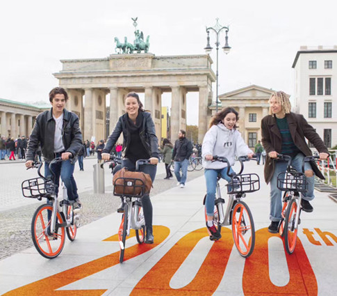 Local residents ride Mobike's shared bikes in Berlin, Germany. (Photo provided to chinadaily.com.cn) Local residents ride Mobike's shared bikes in Berlin, Germany. (Photo provided to chinadaily.com.cn)