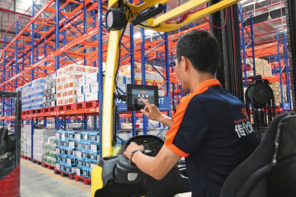 A Transfar Zhilian employee uses an internet app to sort deliveries in the company's warehouse. (Photo provided to China Daily) A Transfar Zhilian employee uses an internet app to sort deliveries in the company's warehouse. (Photo provided to China Daily)