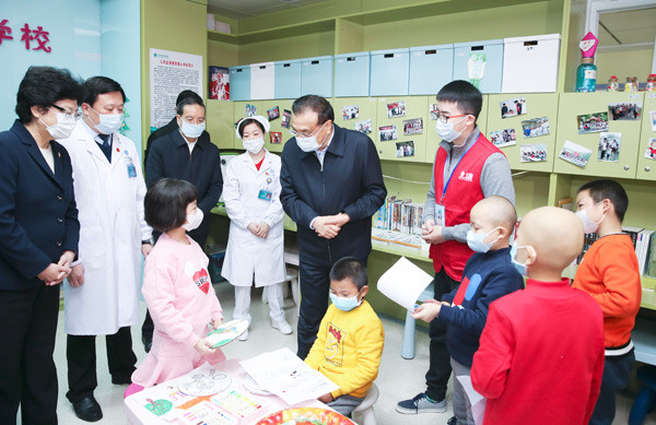 Premier Li Keqiang visits young leukemia patients and volunteers in the Wuhan Union Hospital on Tuesday. His two-day visit to Hubei province included discussions of free trade zones and the need for higher-quality development. (Photo/Xinhua) Premier Li Keqiang visits young leukemia patients and volunteers in the Wuhan Union Hospital on Tuesday. His two-day visit to Hubei province included discussions of free trade zones and the need for higher-quality development. (Photo/Xinhua)