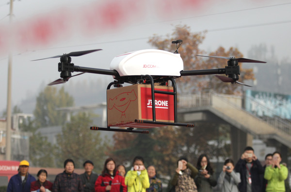 A JD drone being used to deliver packages to customers in Shaanxi province. The company has been using drone services for deliveries in several provinces. (Photo by Chen Feibo/For China Daily) A JD drone being used to deliver packages to customers in Shaanxi province. The company has been using drone services for deliveries in several provinces. (Photo by Chen Feibo/For China Daily)
