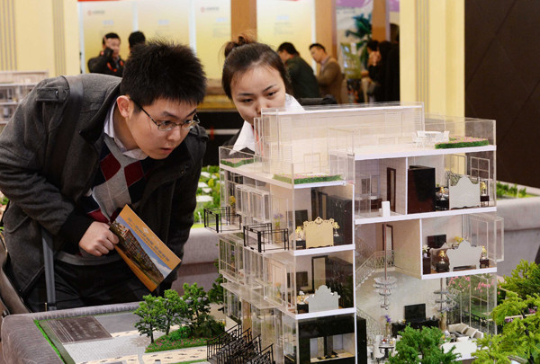 A saleswoman (right) addresses a visitor's inquiries at a housing exhibition held in Shanghai. (Photo by Lai Xinlin/For China Daily) A saleswoman (right) addresses a visitor's inquiries at a housing exhibition held in Shanghai. (Photo by Lai Xinlin/For China Daily)