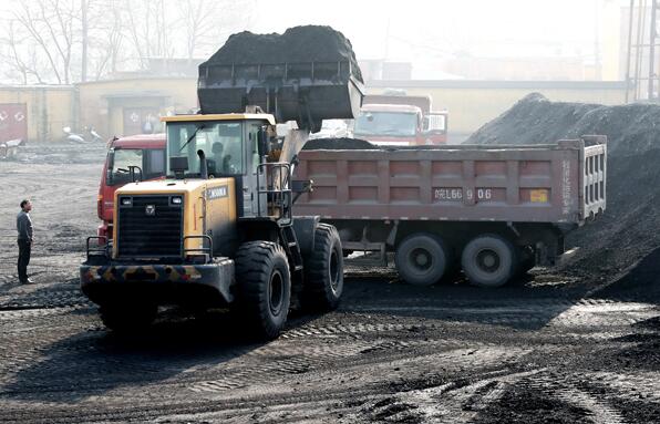 Coal is loaded onto trucks at a coal mine warehouse in Huaibei, East China's Anhui province. (Photo by Hoo Mei/For China Daily) Coal is loaded onto trucks at a coal mine warehouse in Huaibei, East China's Anhui province. (Photo by Hoo Mei/For China Daily)