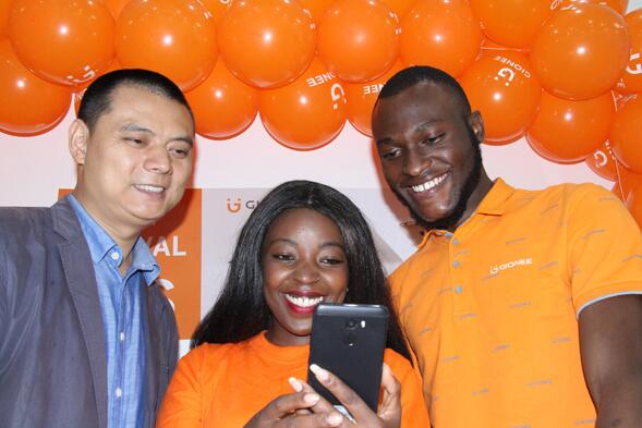 Gionee product consultant Carol Njenga (center) explores the features of the newly launched Gionee X1S with Gionee General Manager for Kenya Peate Shaw (left) and Regional Manager for Nairobi Dismas Omondi soon after the launch ceremony in Nairobi on December 19. (Photo provided to chinadaily.com.cn) Gionee product consultant Carol Njenga (center) explores the features of the newly launched Gionee X1S with Gionee General Manager for Kenya Peate Shaw (left) and Regional Manager for Nairobi Dismas Omondi soon after the launch ceremony in Nairobi on December 19. (Photo provided to chinadaily.com.cn)