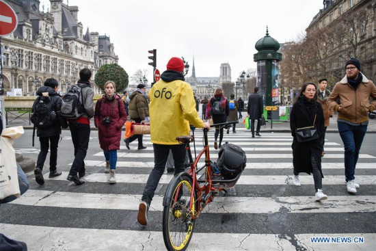 The repairer Yoann Andrieux heads across a street to maintain an Ofo bike in Paris, France, on Dec. 20, 2017. (Xinhua/Chen Yichen) The repairer Yoann Andrieux heads across a street to maintain an Ofo bike in Paris, France, on Dec. 20, 2017. (Xinhua/Chen Yichen)
