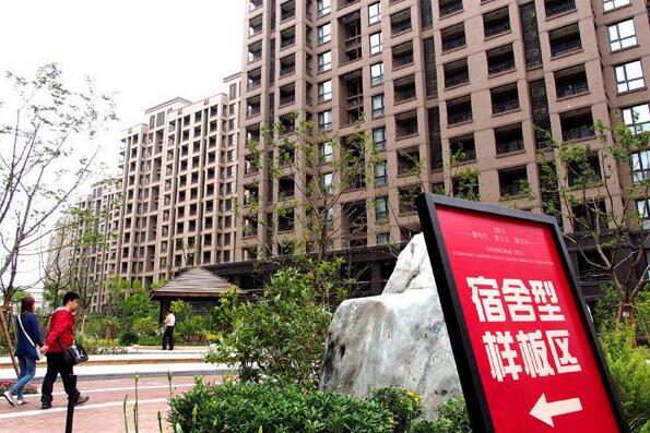 Prospective tenants visit the public rental housing at the Xinyue apartments in Shanghai, on May 15, 2013. (Photo/Xinhua) Prospective tenants visit the public rental housing at the Xinyue apartments in Shanghai, on May 15, 2013. (Photo/Xinhua)