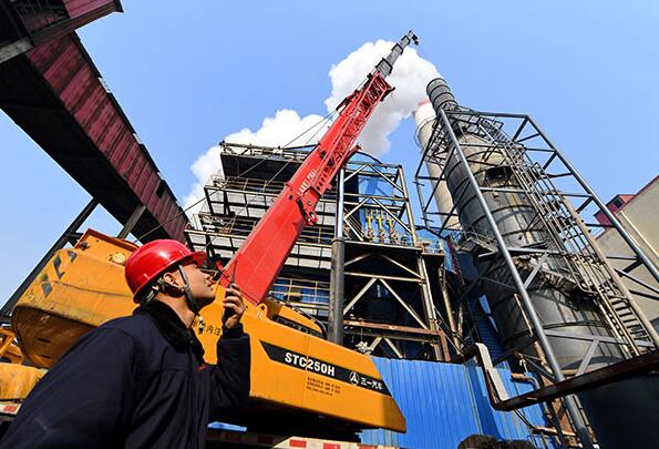 A technician oversees the installation of cleaning equipment at a glass manufacturing factory in Shahe, Hebei province. (Photo/Xinhua) A technician oversees the installation of cleaning equipment at a glass manufacturing factory in Shahe, Hebei province. (Photo/Xinhua)