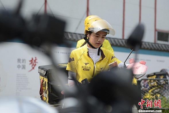 Huanhuan works for Chinese food delivery service Meituan. She has been doing this job for a year. (Photo/China News Service) Huanhuan works for Chinese food delivery service Meituan. She has been doing this job for a year. (Photo/China News Service)