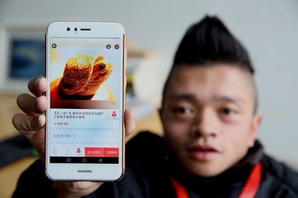 Yang Changguo shows an app developed by his company. (Photo provided to chinadaily.com.cn) Yang Changguo shows an app developed by his company. (Photo provided to chinadaily.com.cn)