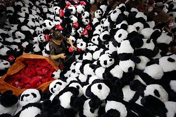An employee arranges stuffed toys that will be exported to Europe and North America at a factory in Lianyungang, East China's Jiangsu province.(Photo/Xinhua) An employee arranges stuffed toys that will be exported to Europe and North America at a factory in Lianyungang, East China's Jiangsu province.(Photo/Xinhua)