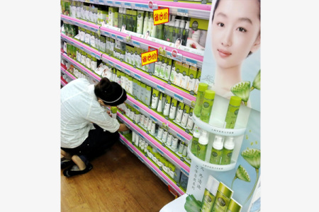 A saleswoman sorts out a display of Inoherb products at a supermarket in Shanghai. (Photo/hina Daily) A saleswoman sorts out a display of Inoherb products at a supermarket in Shanghai. (Photo/hina Daily)