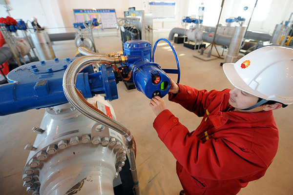 A technician adjusts a valve on a China-Russia oil pipeline in Daqing, Heilongjiang province. (Photo by Guo Junfeng/for China Daily) A technician adjusts a valve on a China-Russia oil pipeline in Daqing, Heilongjiang province. (Photo by Guo Junfeng/for China Daily)