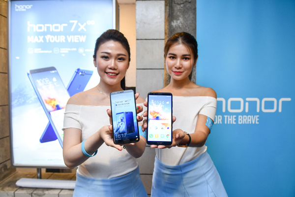 Models present Huawei smartphones at an event in Malaysia, Dec 12, 2017. (Photo/Xinhua) Models present Huawei smartphones at an event in Malaysia, Dec 12, 2017. (Photo/Xinhua)