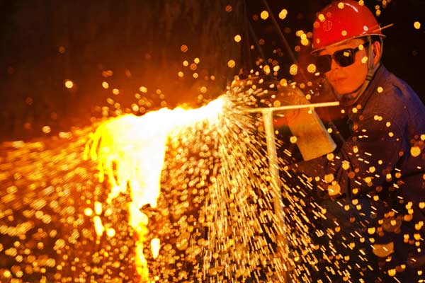A worker at a steel mill in Luoyang, Central China's Henan province. (Photo/for China Daily) A worker at a steel mill in Luoyang, Central China's Henan province. (Photo/for China Daily)