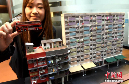 A staff shows innovative products at an exhibition prior to the opening of the fair. (Photo: China News Service/Tan Daming)