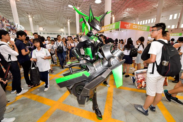 A cosplay fan dressed in armor appears at the 2017 ChinaJoy Cosplay & Animation Festival (Hainan) in Haikou, capital of Hainan province, on Oct 1, 2017. (Photo/China News Service) A cosplay fan dressed in armor appears at the 2017 ChinaJoy Cosplay & Animation Festival (Hainan) in Haikou, capital of Hainan province, on Oct 1, 2017. (Photo/China News Service)
