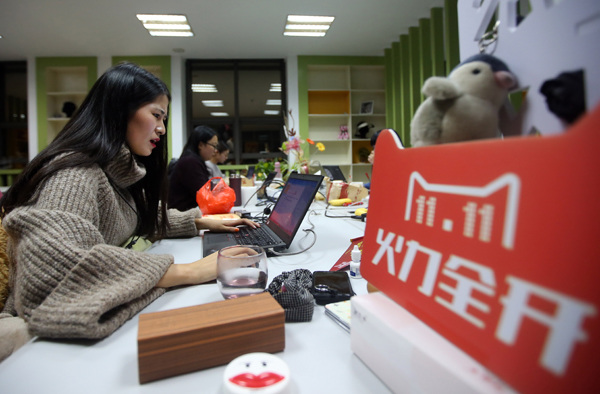 Customer service employees of an online store work to answer potential buyers' questions in Nantong, Jiangsu province. (Xu Peiqin / For China Daily) Customer service employees of an online store work to answer potential buyers' questions in Nantong, Jiangsu province. (Xu Peiqin / For China Daily)