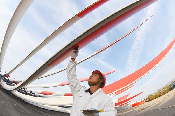 A worker checks the quality of wind turbine fans in Lianyungang, Jiangsu province.(Photo by Geng Yuhe/for China Daily) A worker checks the quality of wind turbine fans in Lianyungang, Jiangsu province.(Photo by Geng Yuhe/for China Daily)