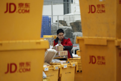 An employee of JD in Xi'an, Shaanxi Province, sorts delivery packages. (Photo by Jiao Hongtao/For China Daily) An employee of JD in Xi'an, Shaanxi Province, sorts delivery packages. (Photo by Jiao Hongtao/For China Daily)