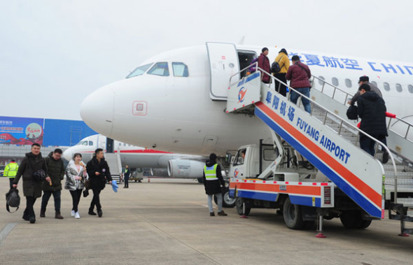 Passengers board a China Express Airlines flight to Chongqing from Fuyang airport in Anhui province on Jan 15 this year. (Photo by Wang Biao/For China Daily) Passengers board a China Express Airlines flight to Chongqing from Fuyang airport in Anhui province on Jan 15 this year. (Photo by Wang Biao/For China Daily)