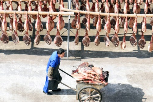 Jinhua ham is dried in the sun in Zhejiang Province. Selling on Tmall has helped boost annual sales growth of China's classic brands such as Jinhua Ham. (Photo by Qian Xudong/For China Daily) Jinhua ham is dried in the sun in Zhejiang Province. Selling on Tmall has helped boost annual sales growth of China's classic brands such as Jinhua Ham. (Photo by Qian Xudong/For China Daily)