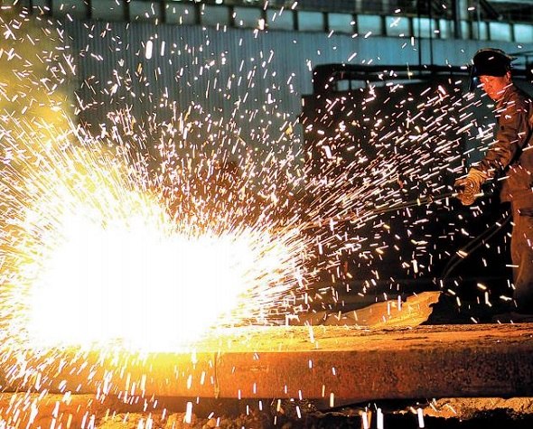 A worker oversees production at a plant of HBIS Group Hansteel Company in Handan, North China's Hebei province. (Photo/Xinhua)