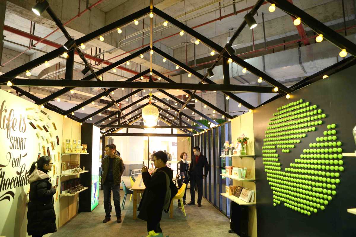 Customers pick food and beverage products at We Life, the first cashierless pop-up store opened by Tencent in Shanghai. (Provided to China Daily) Customers pick food and beverage products at We Life, the first cashierless pop-up store opened by Tencent in Shanghai. (Provided to China Daily)
