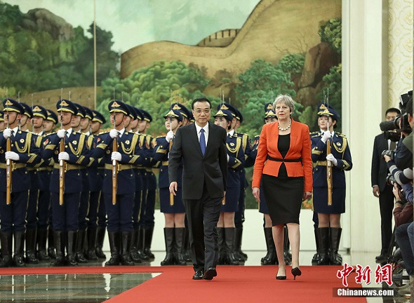 Premier Li Keqiang and British Prime Minister Theresa May review a Chinese honor guard during a welcoming ceremony at the Great Hall of the People in Beijing on Wednesday. (Liu Zhen/China News Service) Premier Li Keqiang and British Prime Minister Theresa May review a Chinese honor guard during a welcoming ceremony at the Great Hall of the People in Beijing on Wednesday. (Liu Zhen/China News Service)