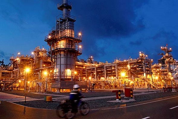A worker inspects a plant at PT Donggi Senoro LNG in Banggai, Central Sulawesi province, Indonesia. Once a lucrative natural resources hub, Indonesia has been struggling to attract investment in recent years and is looking to Chinese companies such as PetroChina for capital and partnerships.(Photo provided to China Daily)