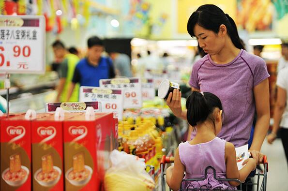 A woman chooses canned food at a supermarket in Qingdao, East China's Shandong province, Sep 9, 2016. (Photo provided for China Daily) A woman chooses canned food at a supermarket in Qingdao, East China's Shandong province, Sep 9, 2016. (Photo provided for China Daily)