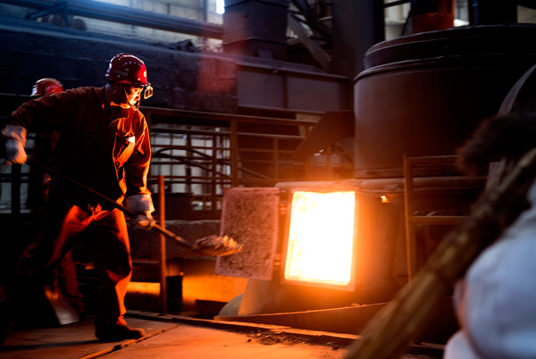 Workers at a steel plant in Luoyang, Henan province. (Photo by Huang Zhengwei/For China Daily) Workers at a steel plant in Luoyang, Henan province. (Photo by Huang Zhengwei/For China Daily)
