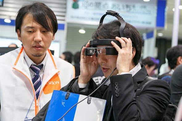 A visitor tries out Epson's smart eyewear, augmented reality or AR set Moverio Pro BT-2000, at the Wearable Expo in Tokyo. (Photo provided to China Daily) A visitor tries out Epson's smart eyewear, augmented reality or AR set Moverio Pro BT-2000, at the Wearable Expo in Tokyo. (Photo provided to China Daily)