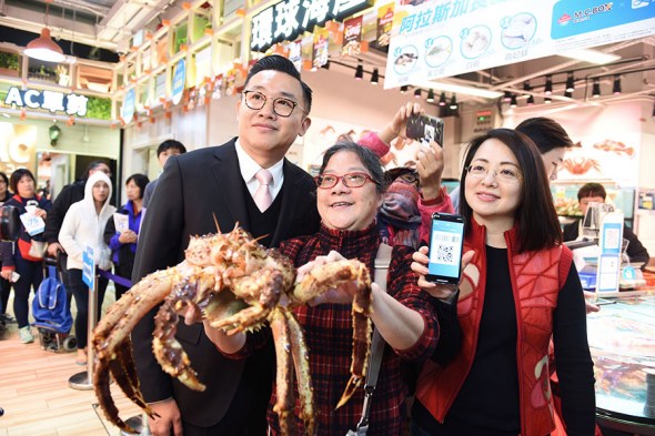 A woman shows the Alaska king crab she purchased with just one HK dollar (13 U.S. cents) during a street market promotion event hosted by Alipay in Hong Kong on Dec 12, 2017. (Photo/Xinhua) A woman shows the Alaska king crab she purchased with just one HK dollar (13 U.S. cents) during a street market promotion event hosted by Alipay in Hong Kong on Dec 12, 2017. (Photo/Xinhua)