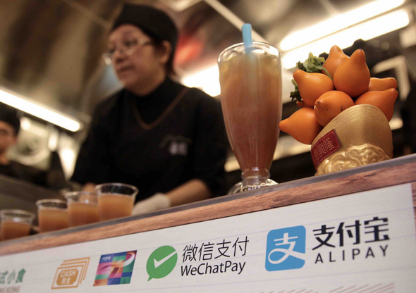 A street food vending cart in Hong Kong accepts Alipay, WeChat Pay, Octopus and other payment methods. (Photo/Xinhua) A street food vending cart in Hong Kong accepts Alipay, WeChat Pay, Octopus and other payment methods. (Photo/Xinhua)