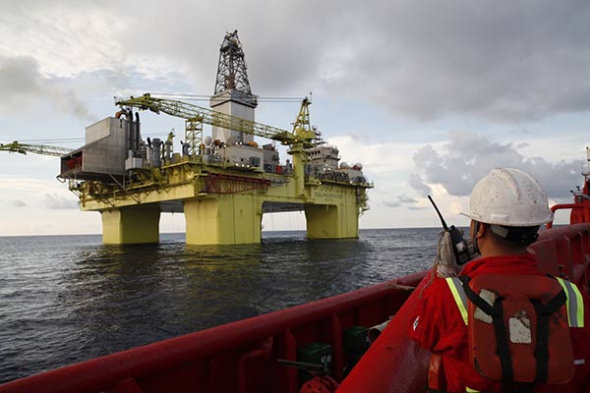 A technician from CNOOC oversees the operation of a drilling platform in South China Sea.(Photo/Xinhua)