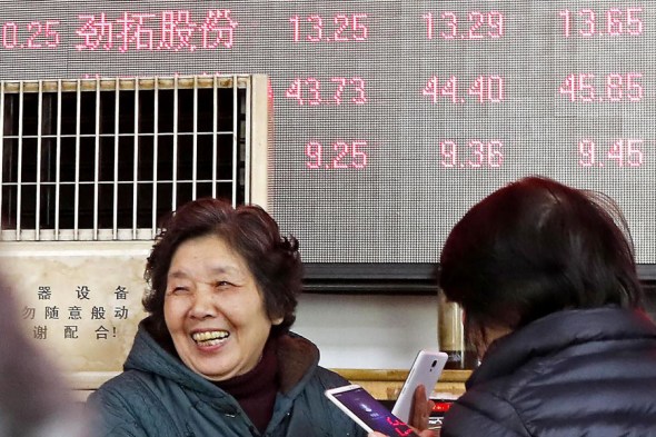 Investors check share prices at a securities brokerage in Shanghai on Thursday.(Photo/China News Service) Investors check share prices at a securities brokerage in Shanghai on Thursday.(Photo/China News Service)