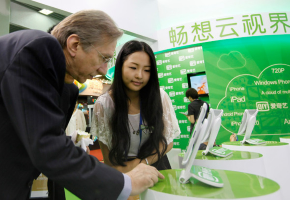 A foreigner watching video programmes on iQiyi at an expo held in Beijing. (Photo by A Jing/for China Daily) A foreigner watching video programmes on iQiyi at an expo held in Beijing. (Photo by A Jing/for China Daily)