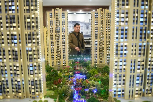 A prospective homebuyer looks at the model of a residential project at a property sales office in Taiyuan, Shanxi Province. (Photo/Xinhua) A prospective homebuyer looks at the model of a residential project at a property sales office in Taiyuan, Shanxi Province. (Photo/Xinhua)