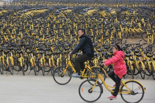 Two customers use Ofo bicycles in Xiangyang, Hubei Province. (Photo by Yang Dong/For China Daily) Two customers use Ofo bicycles in Xiangyang, Hubei Province. (Photo by Yang Dong/For China Daily)