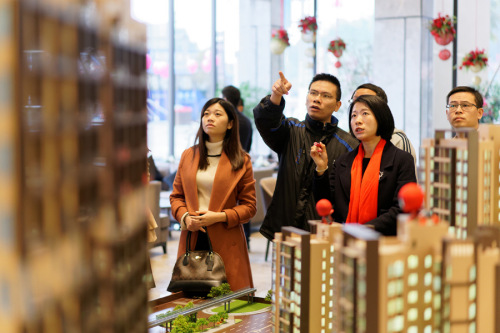 Homebuyers at a property exhibition in Dongguan, Guangdong Province. (Photo by An Dong/For China Daily) Homebuyers at a property exhibition in Dongguan, Guangdong Province. (Photo by An Dong/For China Daily)